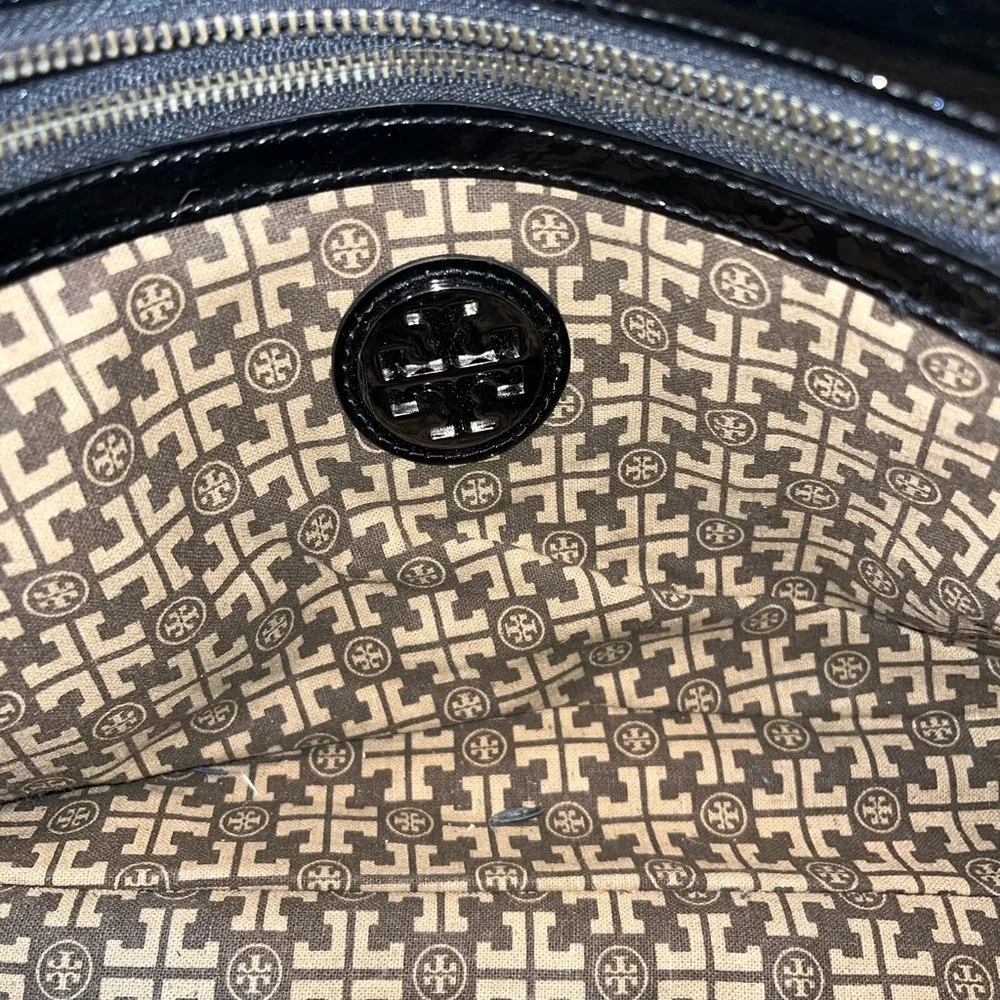 Tory Burch Black Tote Bag with Glossy Finish and Sturdy Handles - Picture 4 of 7